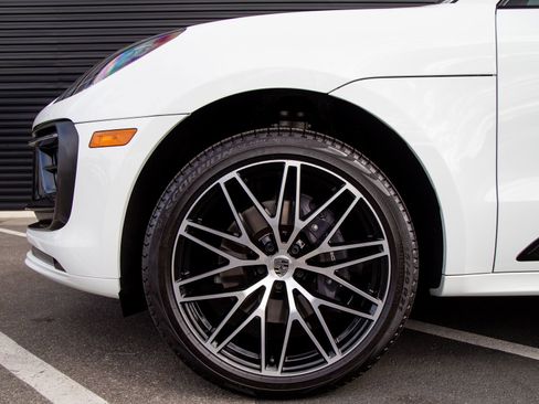 Certified 2026 Porsche Macan AWD/4WD image 11