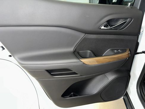 Used 2023 GMC Acadia SLE w/ Driver Convenience Package image 17