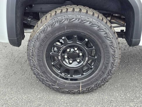 New 2024 GMC Sierra 1500 AT4X w/ AT4X AEV Edition image 9