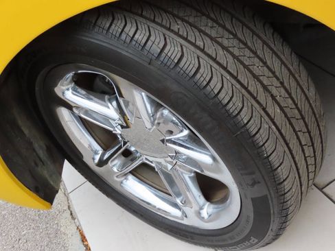 Used 2004 Chevrolet SSR w/ Preferred Equipment Group image 17