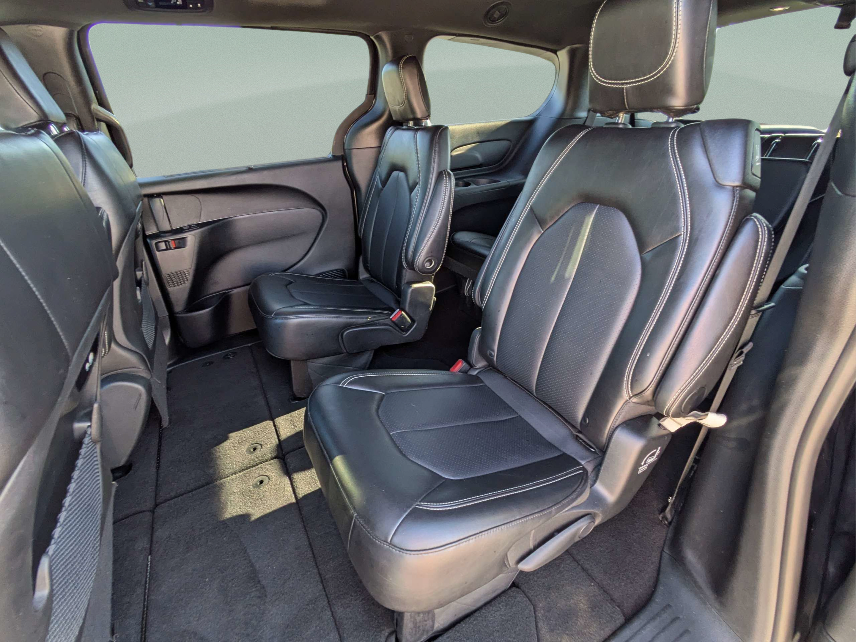 Used 2025 Chrysler Pacifica Select FWD image 8