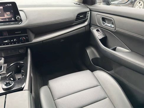 Used 2024 Nissan Rogue SV w/ SV Premium Package image 21