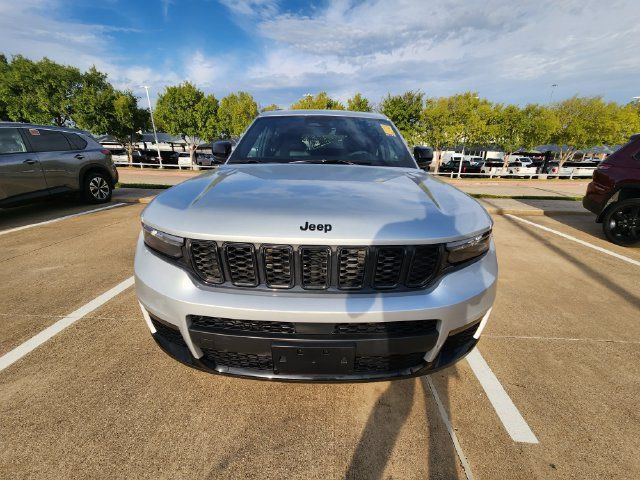 Used 2025 Jeep Grand Cherokee L Limited w/ Black Appearance Package AWD/4WD image 2