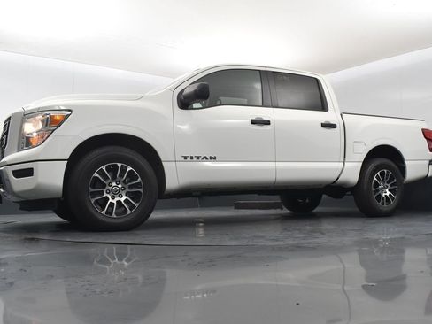 Used 2022 Nissan Titan SV image 12