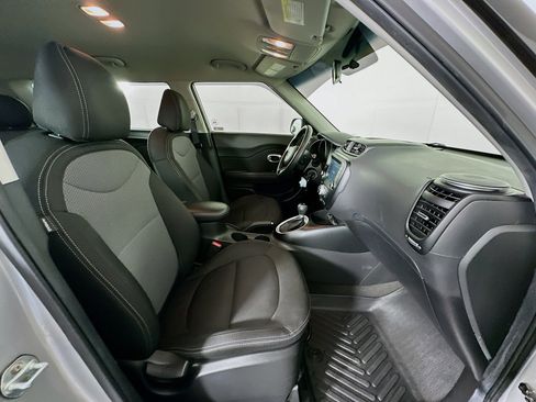 Used 2018 Kia Soul + FWD image 28