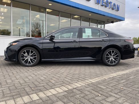 Used 2023 Toyota Camry SE image 2