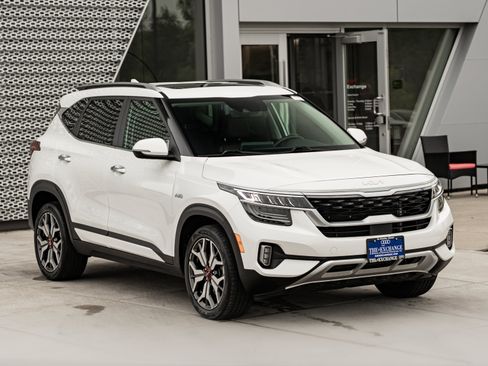 Used 2022 Kia Seltos SX w/ Sunroof Package AWD/4WD image 2