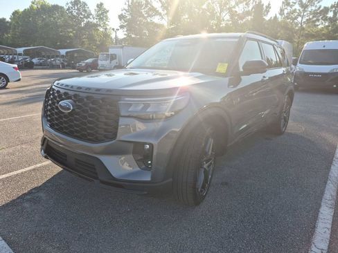 Used 2025 Ford Explorer ST-Line w/ ST-Line Street Pack AWD/4WD image 2