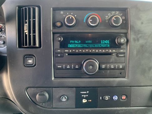 Used 2018 Chevrolet Express 2500 w/ Driver Convenience Package RWD image 14