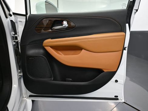 Used 2022 Chrysler Pacifica Pinnacle FWD image 51