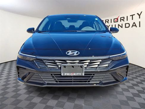 Used 2024 Hyundai Elantra SEL image 2