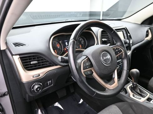 Used 2018 Jeep Cherokee Latitude w/ Altitude Package FWD image 9