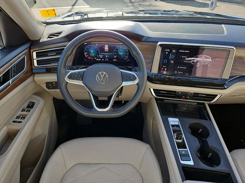 Certified 2024 Volkswagen Atlas SE image 7