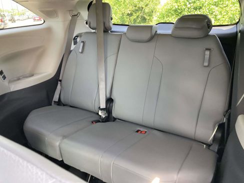 Used 2021 Toyota Sienna XLE w/ XLE Plus Package FWD image 17
