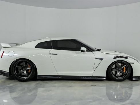 Used 2019 Nissan GT-R Premium w/ Premium Interior Package AWD/4WD image 15