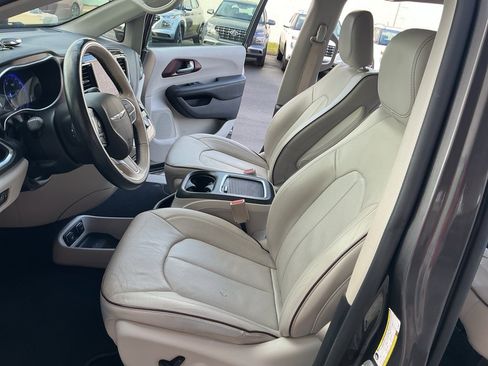 Used 2018 Chrysler Pacifica Limited w/ Tire & Wheel Group image 11