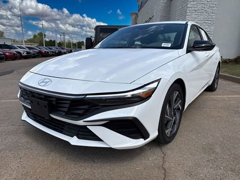 Used 2025 Hyundai Elantra Sport image 3