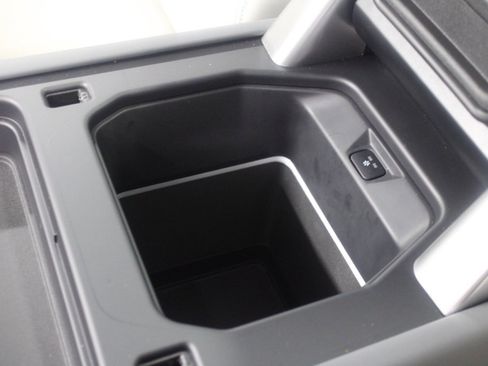 Used 2023 Land Rover Defender 130 SE image 31