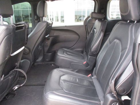 Used 2020 Chrysler Pacifica Touring-L Plus w/ Advanced Safetytec Group FWD image 15