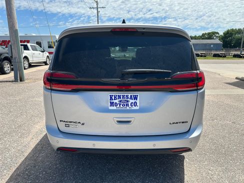 Used 2024 Chrysler Pacifica Limited w/ S Appearance Package FWD image 5
