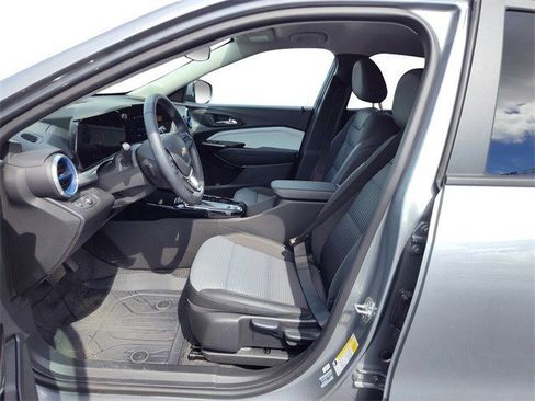 Used 2025 Chevrolet Trax LT w/ Driver Confidence Package image 21