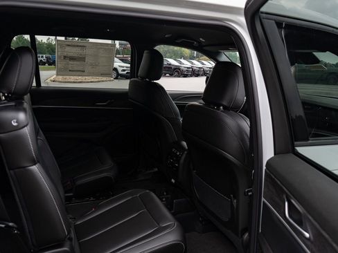 New 2025 Jeep Grand Cherokee L Limited w/ Black Appearance Package image 21