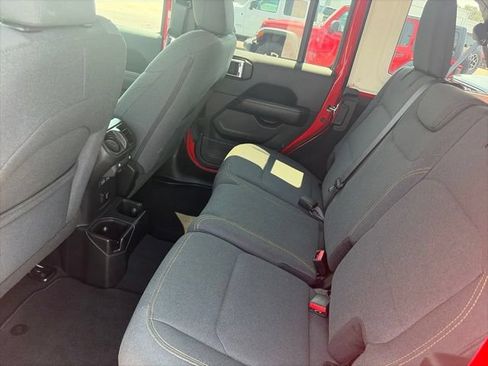 Used 2025 Jeep Wrangler Unlimited Sahara AWD/4WD image 11