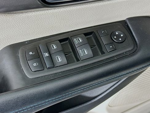 Used 2021 Chrysler Pacifica Touring-L image 15