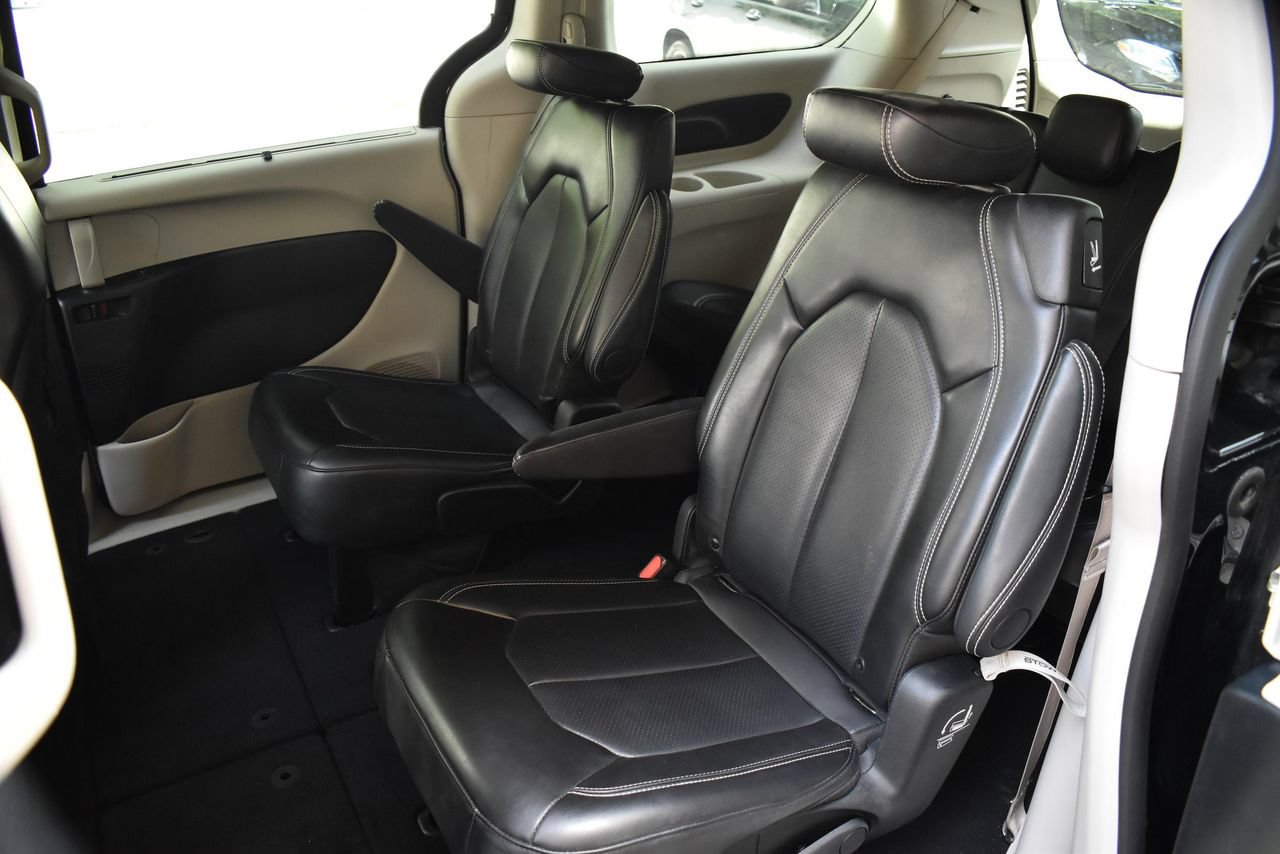 Used 2024 Chrysler Pacifica Touring-L FWD image 17