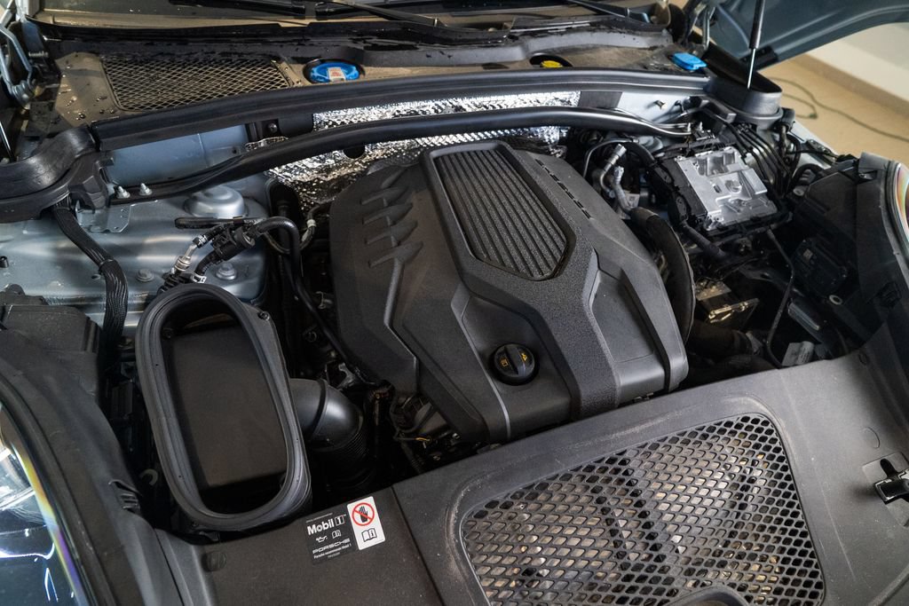 Certified 2025 Porsche Macan AWD/4WD image 41