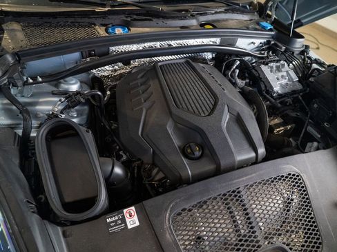 Certified 2025 Porsche Macan AWD/4WD image 41