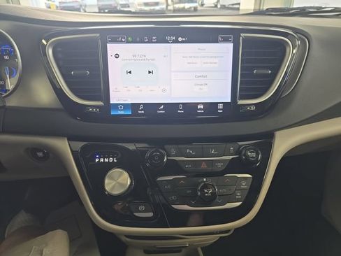 Used 2024 Chrysler Pacifica Touring-L FWD image 15