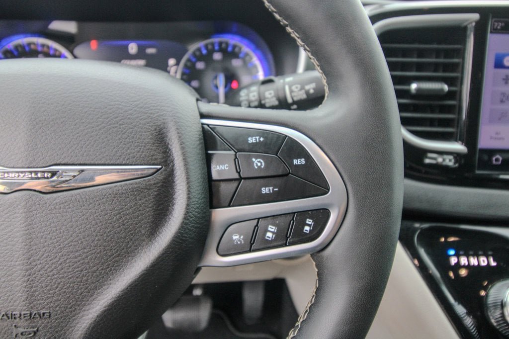 Used 2024 Chrysler Pacifica Touring-L FWD image 21
