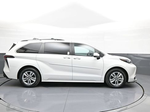 Used 2024 Toyota Sienna XLE w/ XLE Plus Package AWD/4WD image 5