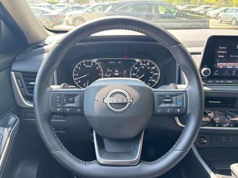 Used 2025 Nissan Rogue SV FWD image 30