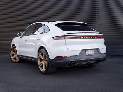 Certified 2025 Porsche Cayenne Coupe AWD/4WD image 3