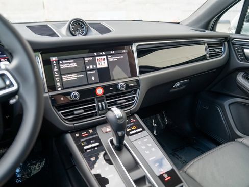 Certified 2025 Porsche Macan image 14