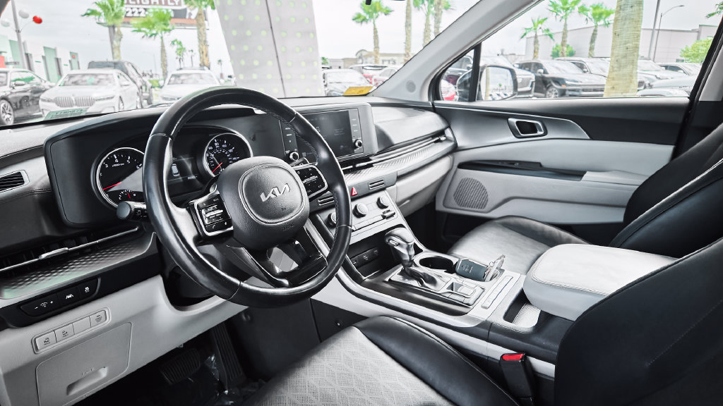Used 2022 Kia Carnival LX FWD image 2