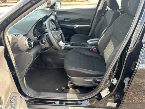 Used 2023 Nissan Kicks SV image 9