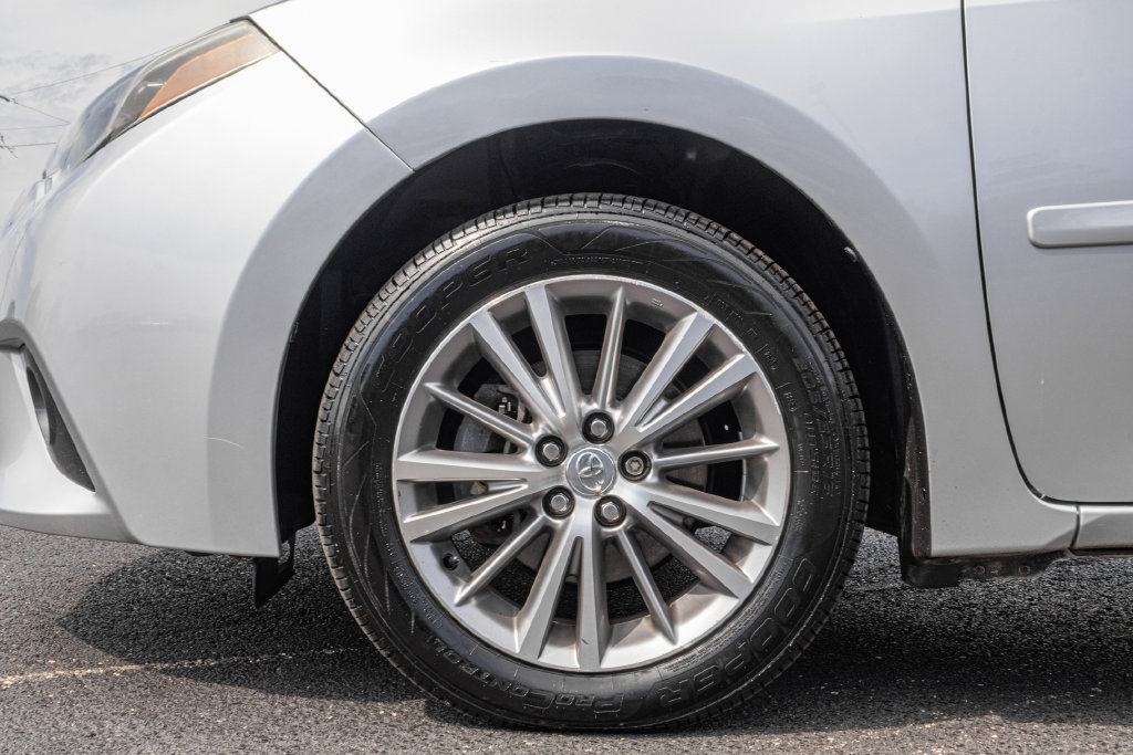 Used 2015 Toyota Corolla LE FWD image 36