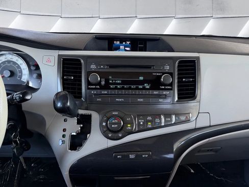 Used 2012 Toyota Sienna SE FWD image 16