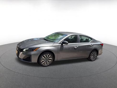 Used 2025 Nissan Altima 2.5 SV FWD image 8