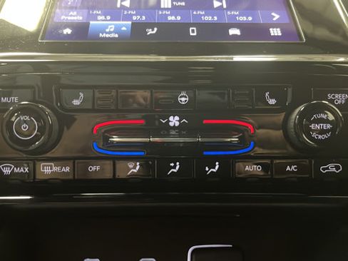 Used 2021 Jeep Grand Cherokee L Laredo w/ Luxury Tech Group I AWD/4WD image 17