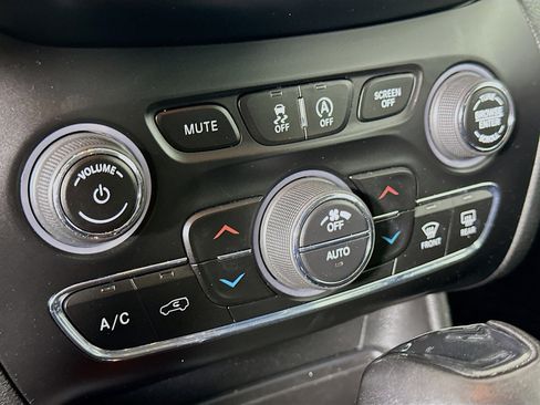 Used 2019 Jeep Cherokee Trailhawk w/ Comfort/Convenience Group AWD/4WD image 24