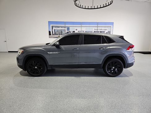 Used 2024 Volkswagen Atlas Cross Sport SE FWD image 10