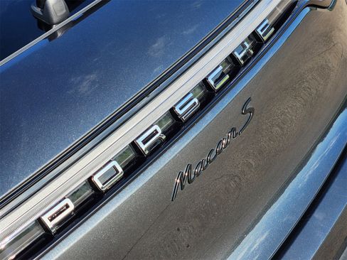 Used 2023 Porsche Macan S w/ Sport Chrono Package image 18