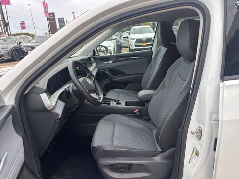 Used 2026 Volkswagen Tiguan SE FWD image 28