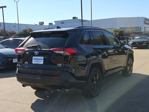 Used 2021 Toyota RAV4 XLE AWD/4WD image 5