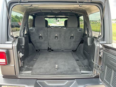 Used 2020 Jeep Wrangler Unlimited Sahara image 22