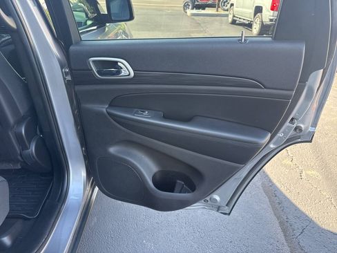 Used 2019 Jeep Grand Cherokee Laredo AWD/4WD image 17